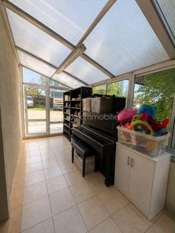 Situé à Méréville, dans un environnement pratique avec commerces, écoles et commodités à proximité, ainsi que la gare d’Angerville permettant de rejoindre Paris Austerlitz, découvrez cet ensemble immobilier rare à fort potentiel, idéal pour investisseur, marchand de biens ou projet patrimonial.
L’ensemble comprend 4 biens immobiliers, implantés sur une parcelle de plus de 2 000 m², comprenant :

Une maison de 105 m² pleine de charme, entièrement à rénover, avec cheminée, jardin et grande cave
Une maison de 85 m² à rafraîchir, avec jardin et cave
Un bien d’environ 141 m² offrant de beaux volumes et un fort potentiel d’aménagement
Une maison d’environ 94 m² avec cuisine, salon, WC, 3 chambres et salle de bain

Mais également :

Un hangar, idéal pour stockage, atelier ou activité
Une dépendance offrant encore de belles possibilités
Un terrain constructible d’environ 280 m²

Un ensemble offrant de nombreuses possibilités : investissement locatif, division, revente à la découpe, projet familial ou patrimonial.
L’ensemble est disponible à la vente en totalité, avec également la possibilité d’acquérir les biens séparément selon votre projet — n’hésitez pas à consulter mes autres annonces pour le détail de chaque bien
Un ensemble avec énormément de potentiel, que ce soit pour résidence principale avec revenus locatifs, investissement patrimonial ou projet de division.
Plus d’informations sur demande.