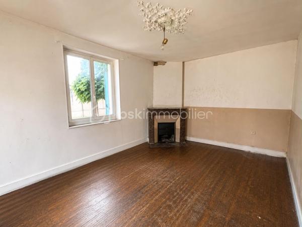 Situé à Méréville, dans un environnement pratique avec commerces, écoles et commodités à proximité, ainsi que la gare d’Angerville permettant de rejoindre Paris Austerlitz, découvrez cet ensemble immobilier rare à fort potentiel, idéal pour investisseur, marchand de biens ou projet patrimonial.
L’ensemble comprend 4 biens immobiliers, implantés sur une parcelle de plus de 2 000 m², comprenant :

Une maison de 105 m² pleine de charme, entièrement à rénover, avec cheminée, jardin et grande cave
Une maison de 85 m² à rafraîchir, avec jardin et cave
Un bien d’environ 141 m² offrant de beaux volumes et un fort potentiel d’aménagement
Une maison d’environ 94 m² avec cuisine, salon, WC, 3 chambres et salle de bain

Mais également :

Un hangar, idéal pour stockage, atelier ou activité
Une dépendance offrant encore de belles possibilités
Un terrain constructible d’environ 280 m²

Un ensemble offrant de nombreuses possibilités : investissement locatif, division, revente à la découpe, projet familial ou patrimonial.
L’ensemble est disponible à la vente en totalité, avec également la possibilité d’acquérir les biens séparément selon votre projet — n’hésitez pas à consulter mes autres annonces pour le détail de chaque bien
Un ensemble avec énormément de potentiel, que ce soit pour résidence principale avec revenus locatifs, investissement patrimonial ou projet de division.
Plus d’informations sur demande.