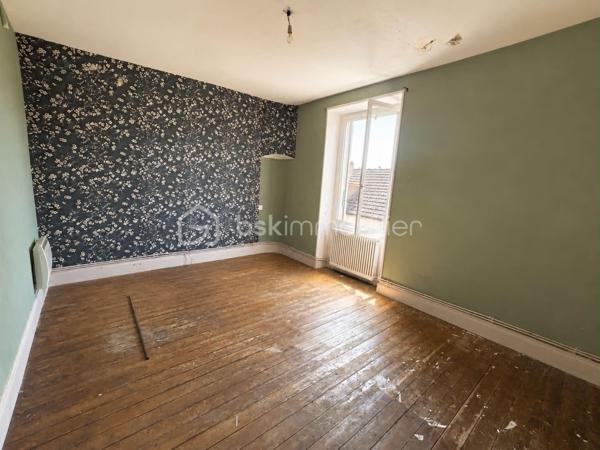 Situé à Méréville, dans un environnement pratique avec commerces, écoles et commodités à proximité, ainsi que la gare d’Angerville permettant de rejoindre Paris Austerlitz, découvrez cet ensemble immobilier rare à fort potentiel, idéal pour investisseur, marchand de biens ou projet patrimonial.
L’ensemble comprend 4 biens immobiliers, implantés sur une parcelle de plus de 2 000 m², comprenant :

Une maison de 105 m² pleine de charme, entièrement à rénover, avec cheminée, jardin et grande cave
Une maison de 85 m² à rafraîchir, avec jardin et cave
Un bien d’environ 141 m² offrant de beaux volumes et un fort potentiel d’aménagement
Une maison d’environ 94 m² avec cuisine, salon, WC, 3 chambres et salle de bain

Mais également :

Un hangar, idéal pour stockage, atelier ou activité
Une dépendance offrant encore de belles possibilités
Un terrain constructible d’environ 280 m²

Un ensemble offrant de nombreuses possibilités : investissement locatif, division, revente à la découpe, projet familial ou patrimonial.
L’ensemble est disponible à la vente en totalité, avec également la possibilité d’acquérir les biens séparément selon votre projet — n’hésitez pas à consulter mes autres annonces pour le détail de chaque bien
Un ensemble avec énormément de potentiel, que ce soit pour résidence principale avec revenus locatifs, investissement patrimonial ou projet de division.
Plus d’informations sur demande.