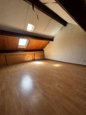 Situé à Méréville, dans un environnement pratique avec commerces, écoles et commodités à proximité, ainsi que la gare d’Angerville permettant de rejoindre Paris Austerlitz, découvrez cet ensemble immobilier rare à fort potentiel, idéal pour investisseur, marchand de biens ou projet patrimonial.
L’ensemble comprend 4 biens immobiliers, implantés sur une parcelle de plus de 2 000 m², comprenant :

Une maison de 105 m² pleine de charme, entièrement à rénover, avec cheminée, jardin et grande cave
Une maison de 85 m² à rafraîchir, avec jardin et cave
Un bien d’environ 141 m² offrant de beaux volumes et un fort potentiel d’aménagement
Une maison d’environ 94 m² avec cuisine, salon, WC, 3 chambres et salle de bain

Mais également :

Un hangar, idéal pour stockage, atelier ou activité
Une dépendance offrant encore de belles possibilités
Un terrain constructible d’environ 280 m²

Un ensemble offrant de nombreuses possibilités : investissement locatif, division, revente à la découpe, projet familial ou patrimonial.
L’ensemble est disponible à la vente en totalité, avec également la possibilité d’acquérir les biens séparément selon votre projet — n’hésitez pas à consulter mes autres annonces pour le détail de chaque bien
Un ensemble avec énormément de potentiel, que ce soit pour résidence principale avec revenus locatifs, investissement patrimonial ou projet de division.
Plus d’informations sur demande.