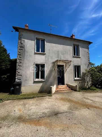 Situé à Méréville, dans un environnement pratique avec commerces, écoles et commodités à proximité, ainsi que la gare d’Angerville permettant de rejoindre Paris Austerlitz, découvrez cet ensemble immobilier rare à fort potentiel, idéal pour investisseur, marchand de biens ou projet patrimonial.
L’ensemble comprend 4 biens immobiliers, implantés sur une parcelle de plus de 2 000 m², comprenant :

Une maison de 105 m² pleine de charme, entièrement à rénover, avec cheminée, jardin et grande cave
Une maison de 85 m² à rafraîchir, avec jardin et cave
Un bien d’environ 141 m² offrant de beaux volumes et un fort potentiel d’aménagement
Une maison d’environ 94 m² avec cuisine, salon, WC, 3 chambres et salle de bain

Mais également :

Un hangar, idéal pour stockage, atelier ou activité
Une dépendance offrant encore de belles possibilités
Un terrain constructible d’environ 280 m²

Un ensemble offrant de nombreuses possibilités : investissement locatif, division, revente à la découpe, projet familial ou patrimonial.
L’ensemble est disponible à la vente en totalité, avec également la possibilité d’acquérir les biens séparément selon votre projet — n’hésitez pas à consulter mes autres annonces pour le détail de chaque bien
Un ensemble avec énormément de potentiel, que ce soit pour résidence principale avec revenus locatifs, investissement patrimonial ou projet de division.
Plus d’informations sur demande.