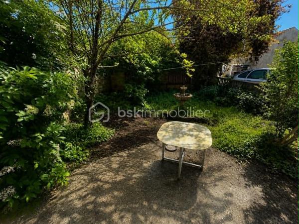 Situé à Méréville, dans un environnement pratique avec commerces, écoles et commodités à proximité, ainsi que la gare d’Angerville permettant de rejoindre Paris Austerlitz, découvrez cet ensemble immobilier rare à fort potentiel, idéal pour investisseur, marchand de biens ou projet patrimonial.
L’ensemble comprend 4 biens immobiliers, implantés sur une parcelle de plus de 2 000 m², comprenant :

Une maison de 105 m² pleine de charme, entièrement à rénover, avec cheminée, jardin et grande cave
Une maison de 85 m² à rafraîchir, avec jardin et cave
Un bien d’environ 141 m² offrant de beaux volumes et un fort potentiel d’aménagement
Une maison d’environ 94 m² avec cuisine, salon, WC, 3 chambres et salle de bain

Mais également :

Un hangar, idéal pour stockage, atelier ou activité
Une dépendance offrant encore de belles possibilités
Un terrain constructible d’environ 280 m²

Un ensemble offrant de nombreuses possibilités : investissement locatif, division, revente à la découpe, projet familial ou patrimonial.
L’ensemble est disponible à la vente en totalité, avec également la possibilité d’acquérir les biens séparément selon votre projet — n’hésitez pas à consulter mes autres annonces pour le détail de chaque bien
Un ensemble avec énormément de potentiel, que ce soit pour résidence principale avec revenus locatifs, investissement patrimonial ou projet de division.
Plus d’informations sur demande.