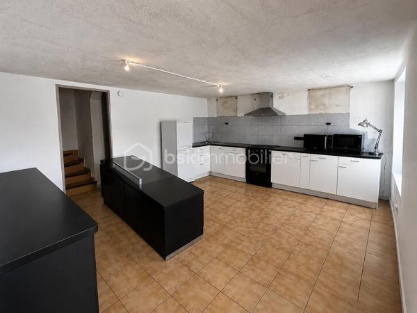 Situé à Méréville, dans un environnement pratique avec commerces, écoles et commodités à proximité, ainsi que la gare d’Angerville permettant de rejoindre Paris Austerlitz, découvrez cet ensemble immobilier rare à fort potentiel, idéal pour investisseur, marchand de biens ou projet patrimonial.
L’ensemble comprend 4 biens immobiliers, implantés sur une parcelle de plus de 2 000 m², comprenant :

Une maison de 105 m² pleine de charme, entièrement à rénover, avec cheminée, jardin et grande cave
Une maison de 85 m² à rafraîchir, avec jardin et cave
Un bien d’environ 141 m² offrant de beaux volumes et un fort potentiel d’aménagement
Une maison d’environ 94 m² avec cuisine, salon, WC, 3 chambres et salle de bain

Mais également :

Un hangar, idéal pour stockage, atelier ou activité
Une dépendance offrant encore de belles possibilités
Un terrain constructible d’environ 280 m²

Un ensemble offrant de nombreuses possibilités : investissement locatif, division, revente à la découpe, projet familial ou patrimonial.
L’ensemble est disponible à la vente en totalité, avec également la possibilité d’acquérir les biens séparément selon votre projet — n’hésitez pas à consulter mes autres annonces pour le détail de chaque bien
Un ensemble avec énormément de potentiel, que ce soit pour résidence principale avec revenus locatifs, investissement patrimonial ou projet de division.
Plus d’informations sur demande.