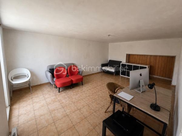 Situé à Méréville, dans un environnement pratique avec commerces, écoles et commodités à proximité, ainsi que la gare d’Angerville permettant de rejoindre Paris Austerlitz, découvrez cet ensemble immobilier rare à fort potentiel, idéal pour investisseur, marchand de biens ou projet patrimonial.
L’ensemble comprend 4 biens immobiliers, implantés sur une parcelle de plus de 2 000 m², comprenant :

Une maison de 105 m² pleine de charme, entièrement à rénover, avec cheminée, jardin et grande cave
Une maison de 85 m² à rafraîchir, avec jardin et cave
Un bien d’environ 141 m² offrant de beaux volumes et un fort potentiel d’aménagement
Une maison d’environ 94 m² avec cuisine, salon, WC, 3 chambres et salle de bain

Mais également :

Un hangar, idéal pour stockage, atelier ou activité
Une dépendance offrant encore de belles possibilités
Un terrain constructible d’environ 280 m²

Un ensemble offrant de nombreuses possibilités : investissement locatif, division, revente à la découpe, projet familial ou patrimonial.
L’ensemble est disponible à la vente en totalité, avec également la possibilité d’acquérir les biens séparément selon votre projet — n’hésitez pas à consulter mes autres annonces pour le détail de chaque bien
Un ensemble avec énormément de potentiel, que ce soit pour résidence principale avec revenus locatifs, investissement patrimonial ou projet de division.
Plus d’informations sur demande.