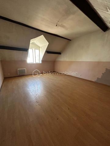 Situé à Méréville, dans un environnement pratique avec commerces, écoles et commodités à proximité, ainsi que la gare d’Angerville permettant de rejoindre Paris Austerlitz, découvrez cet ensemble immobilier rare à fort potentiel, idéal pour investisseur, marchand de biens ou projet patrimonial.
L’ensemble comprend 4 biens immobiliers, implantés sur une parcelle de plus de 2 000 m², comprenant :

Une maison de 105 m² pleine de charme, entièrement à rénover, avec cheminée, jardin et grande cave
Une maison de 85 m² à rafraîchir, avec jardin et cave
Un bien d’environ 141 m² offrant de beaux volumes et un fort potentiel d’aménagement
Une maison d’environ 94 m² avec cuisine, salon, WC, 3 chambres et salle de bain

Mais également :

Un hangar, idéal pour stockage, atelier ou activité
Une dépendance offrant encore de belles possibilités
Un terrain constructible d’environ 280 m²

Un ensemble offrant de nombreuses possibilités : investissement locatif, division, revente à la découpe, projet familial ou patrimonial.
L’ensemble est disponible à la vente en totalité, avec également la possibilité d’acquérir les biens séparément selon votre projet — n’hésitez pas à consulter mes autres annonces pour le détail de chaque bien
Un ensemble avec énormément de potentiel, que ce soit pour résidence principale avec revenus locatifs, investissement patrimonial ou projet de division.
Plus d’informations sur demande.