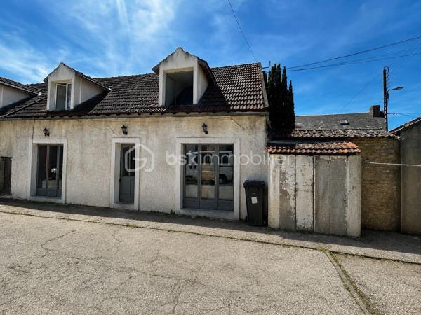 Situé à Méréville, dans un environnement pratique avec commerces, écoles et commodités à proximité, ainsi que la gare d’Angerville permettant de rejoindre Paris Austerlitz, découvrez cet ensemble immobilier rare à fort potentiel, idéal pour investisseur, marchand de biens ou projet patrimonial.
L’ensemble comprend 4 biens immobiliers, implantés sur une parcelle de plus de 2 000 m², comprenant :

Une maison de 105 m² pleine de charme, entièrement à rénover, avec cheminée, jardin et grande cave
Une maison de 85 m² à rafraîchir, avec jardin et cave
Un bien d’environ 141 m² offrant de beaux volumes et un fort potentiel d’aménagement
Une maison d’environ 94 m² avec cuisine, salon, WC, 3 chambres et salle de bain

Mais également :

Un hangar, idéal pour stockage, atelier ou activité
Une dépendance offrant encore de belles possibilités
Un terrain constructible d’environ 280 m²

Un ensemble offrant de nombreuses possibilités : investissement locatif, division, revente à la découpe, projet familial ou patrimonial.
L’ensemble est disponible à la vente en totalité, avec également la possibilité d’acquérir les biens séparément selon votre projet — n’hésitez pas à consulter mes autres annonces pour le détail de chaque bien
Un ensemble avec énormément de potentiel, que ce soit pour résidence principale avec revenus locatifs, investissement patrimonial ou projet de division.
Plus d’informations sur demande.