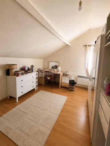 Situé à Méréville, dans un environnement pratique avec commerces, écoles et commodités à proximité, ainsi que la gare d’Angerville permettant de rejoindre Paris Austerlitz, découvrez cet ensemble immobilier rare à fort potentiel, idéal pour investisseur, marchand de biens ou projet patrimonial.
L’ensemble comprend 4 biens immobiliers, implantés sur une parcelle de plus de 2 000 m², comprenant :

Une maison de 105 m² pleine de charme, entièrement à rénover, avec cheminée, jardin et grande cave
Une maison de 85 m² à rafraîchir, avec jardin et cave
Un bien d’environ 141 m² offrant de beaux volumes et un fort potentiel d’aménagement
Une maison d’environ 94 m² avec cuisine, salon, WC, 3 chambres et salle de bain

Mais également :

Un hangar, idéal pour stockage, atelier ou activité
Une dépendance offrant encore de belles possibilités
Un terrain constructible d’environ 280 m²

Un ensemble offrant de nombreuses possibilités : investissement locatif, division, revente à la découpe, projet familial ou patrimonial.
L’ensemble est disponible à la vente en totalité, avec également la possibilité d’acquérir les biens séparément selon votre projet — n’hésitez pas à consulter mes autres annonces pour le détail de chaque bien
Un ensemble avec énormément de potentiel, que ce soit pour résidence principale avec revenus locatifs, investissement patrimonial ou projet de division.
Plus d’informations sur demande.