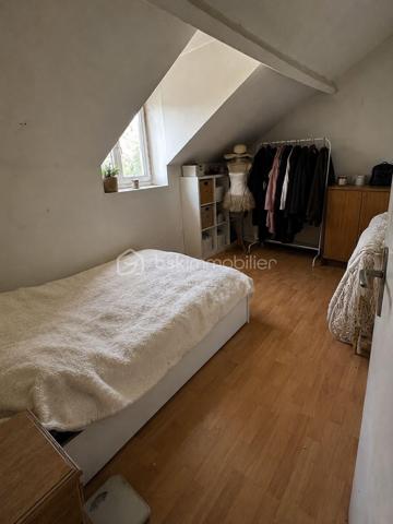 Situé à Méréville, dans un environnement pratique avec commerces, écoles et commodités à proximité, ainsi que la gare d’Angerville permettant de rejoindre Paris Austerlitz, découvrez cet ensemble immobilier rare à fort potentiel, idéal pour investisseur, marchand de biens ou projet patrimonial.
L’ensemble comprend 4 biens immobiliers, implantés sur une parcelle de plus de 2 000 m², comprenant :

Une maison de 105 m² pleine de charme, entièrement à rénover, avec cheminée, jardin et grande cave
Une maison de 85 m² à rafraîchir, avec jardin et cave
Un bien d’environ 141 m² offrant de beaux volumes et un fort potentiel d’aménagement
Une maison d’environ 94 m² avec cuisine, salon, WC, 3 chambres et salle de bain

Mais également :

Un hangar, idéal pour stockage, atelier ou activité
Une dépendance offrant encore de belles possibilités
Un terrain constructible d’environ 280 m²

Un ensemble offrant de nombreuses possibilités : investissement locatif, division, revente à la découpe, projet familial ou patrimonial.
L’ensemble est disponible à la vente en totalité, avec également la possibilité d’acquérir les biens séparément selon votre projet — n’hésitez pas à consulter mes autres annonces pour le détail de chaque bien
Un ensemble avec énormément de potentiel, que ce soit pour résidence principale avec revenus locatifs, investissement patrimonial ou projet de division.
Plus d’informations sur demande.