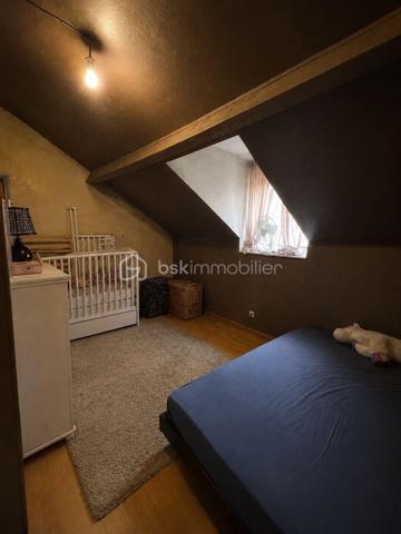 Situé à Méréville, dans un environnement pratique avec commerces, écoles et commodités à proximité, ainsi que la gare d’Angerville permettant de rejoindre Paris Austerlitz, découvrez cet ensemble immobilier rare à fort potentiel, idéal pour investisseur, marchand de biens ou projet patrimonial.
L’ensemble comprend 4 biens immobiliers, implantés sur une parcelle de plus de 2 000 m², comprenant :

Une maison de 105 m² pleine de charme, entièrement à rénover, avec cheminée, jardin et grande cave
Une maison de 85 m² à rafraîchir, avec jardin et cave
Un bien d’environ 141 m² offrant de beaux volumes et un fort potentiel d’aménagement
Une maison d’environ 94 m² avec cuisine, salon, WC, 3 chambres et salle de bain

Mais également :

Un hangar, idéal pour stockage, atelier ou activité
Une dépendance offrant encore de belles possibilités
Un terrain constructible d’environ 280 m²

Un ensemble offrant de nombreuses possibilités : investissement locatif, division, revente à la découpe, projet familial ou patrimonial.
L’ensemble est disponible à la vente en totalité, avec également la possibilité d’acquérir les biens séparément selon votre projet — n’hésitez pas à consulter mes autres annonces pour le détail de chaque bien
Un ensemble avec énormément de potentiel, que ce soit pour résidence principale avec revenus locatifs, investissement patrimonial ou projet de division.
Plus d’informations sur demande.