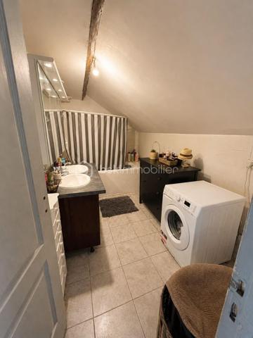Situé à Méréville, dans un environnement pratique avec commerces, écoles et commodités à proximité, ainsi que la gare d’Angerville permettant de rejoindre Paris Austerlitz, découvrez cet ensemble immobilier rare à fort potentiel, idéal pour investisseur, marchand de biens ou projet patrimonial.
L’ensemble comprend 4 biens immobiliers, implantés sur une parcelle de plus de 2 000 m², comprenant :

Une maison de 105 m² pleine de charme, entièrement à rénover, avec cheminée, jardin et grande cave
Une maison de 85 m² à rafraîchir, avec jardin et cave
Un bien d’environ 141 m² offrant de beaux volumes et un fort potentiel d’aménagement
Une maison d’environ 94 m² avec cuisine, salon, WC, 3 chambres et salle de bain

Mais également :

Un hangar, idéal pour stockage, atelier ou activité
Une dépendance offrant encore de belles possibilités
Un terrain constructible d’environ 280 m²

Un ensemble offrant de nombreuses possibilités : investissement locatif, division, revente à la découpe, projet familial ou patrimonial.
L’ensemble est disponible à la vente en totalité, avec également la possibilité d’acquérir les biens séparément selon votre projet — n’hésitez pas à consulter mes autres annonces pour le détail de chaque bien
Un ensemble avec énormément de potentiel, que ce soit pour résidence principale avec revenus locatifs, investissement patrimonial ou projet de division.
Plus d’informations sur demande.