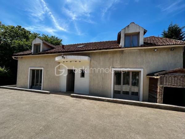 Situé à Méréville, dans un environnement pratique avec commerces, écoles et commodités à proximité, ainsi que la gare d’Angerville permettant de rejoindre Paris Austerlitz, découvrez cet ensemble immobilier rare à fort potentiel, idéal pour investisseur, marchand de biens ou projet patrimonial.
L’ensemble comprend 4 biens immobiliers, implantés sur une parcelle de plus de 2 000 m², comprenant :

Une maison de 105 m² pleine de charme, entièrement à rénover, avec cheminée, jardin et grande cave
Une maison de 85 m² à rafraîchir, avec jardin et cave
Un bien d’environ 141 m² offrant de beaux volumes et un fort potentiel d’aménagement
Une maison d’environ 94 m² avec cuisine, salon, WC, 3 chambres et salle de bain

Mais également :

Un hangar, idéal pour stockage, atelier ou activité
Une dépendance offrant encore de belles possibilités
Un terrain constructible d’environ 280 m²

Un ensemble offrant de nombreuses possibilités : investissement locatif, division, revente à la découpe, projet familial ou patrimonial.
L’ensemble est disponible à la vente en totalité, avec également la possibilité d’acquérir les biens séparément selon votre projet — n’hésitez pas à consulter mes autres annonces pour le détail de chaque bien
Un ensemble avec énormément de potentiel, que ce soit pour résidence principale avec revenus locatifs, investissement patrimonial ou projet de division.
Plus d’informations sur demande.