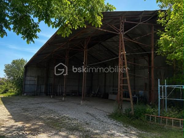 Situé à Méréville, dans un environnement pratique avec commerces, écoles et commodités à proximité, ainsi que la gare d’Angerville permettant de rejoindre Paris Austerlitz, découvrez cet ensemble immobilier rare à fort potentiel, idéal pour investisseur, marchand de biens ou projet patrimonial.
L’ensemble comprend 4 biens immobiliers, implantés sur une parcelle de plus de 2 000 m², comprenant :

Une maison de 105 m² pleine de charme, entièrement à rénover, avec cheminée, jardin et grande cave
Une maison de 85 m² à rafraîchir, avec jardin et cave
Un bien d’environ 141 m² offrant de beaux volumes et un fort potentiel d’aménagement
Une maison d’environ 94 m² avec cuisine, salon, WC, 3 chambres et salle de bain

Mais également :

Un hangar, idéal pour stockage, atelier ou activité
Une dépendance offrant encore de belles possibilités
Un terrain constructible d’environ 280 m²

Un ensemble offrant de nombreuses possibilités : investissement locatif, division, revente à la découpe, projet familial ou patrimonial.
L’ensemble est disponible à la vente en totalité, avec également la possibilité d’acquérir les biens séparément selon votre projet — n’hésitez pas à consulter mes autres annonces pour le détail de chaque bien
Un ensemble avec énormément de potentiel, que ce soit pour résidence principale avec revenus locatifs, investissement patrimonial ou projet de division.
Plus d’informations sur demande.