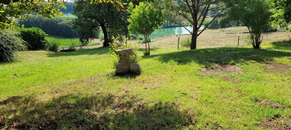 Propriété dans un cadre champêtre.
