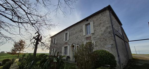 Propriété dans un cadre champêtre.