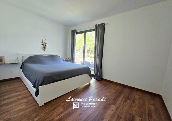 Maison récente sous décennale  garages, hangar parc mare