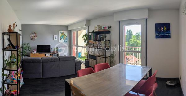 Découvrez ce charmant appartement de type F3 de 72 m², situé au 5ème étage d'un immeuble bien entretenu à Cachan, offrant une vue dégagée imprenable. Ce bien, parfaitement agencé, se compose d'une pièce principale lumineuse de 26 m², avec une cuisine séparée et une salle de bain entièrement rénovée pratique pour répondre à vos besoins quotidiens.

Profitez de l'attrait de deux balcons de 7 m² chacun pour savourer un moment de détente en extérieur, tout en bénéficiant de l'accès facile d'un ascenseur. Ce bien se distingue par ses équipements récents et complets.

Le confort de ce F3 se prolonge avec un Mur en béton d'une épaisseur de 25 cm avec une excellente isolation extérieure.
Vous apprécierez également la commodité d'une place de parking et d'une grande cave.

Idéalement situé à seulement 10 min en bus de la gare RER B, cet appartement bénéficiera prochainement de la desserte de la future ligne de métro 15, augmentant l'accessibilité et l'attractivité du secteur. Les espaces verts tels qu'un parc privée et une salle de sport sont intégrés à la co-propriété.

A bientôt  :-) 

Les visites s’effectuent sur rendez-vous .
