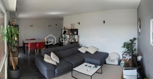 Découvrez ce charmant appartement de type F3 de 72 m², situé au 5ème étage d'un immeuble bien entretenu à Cachan, offrant une vue dégagée imprenable. Ce bien, parfaitement agencé, se compose d'une pièce principale lumineuse de 26 m², avec une cuisine séparée et une salle de bain entièrement rénovée pratique pour répondre à vos besoins quotidiens.

Profitez de l'attrait de deux balcons de 7 m² chacun pour savourer un moment de détente en extérieur, tout en bénéficiant de l'accès facile d'un ascenseur. Ce bien se distingue par ses équipements récents et complets.

Le confort de ce F3 se prolonge avec un Mur en béton d'une épaisseur de 25 cm avec une excellente isolation extérieure.
Vous apprécierez également la commodité d'une place de parking et d'une grande cave.

Idéalement situé à seulement 10 min en bus de la gare RER B, cet appartement bénéficiera prochainement de la desserte de la future ligne de métro 15, augmentant l'accessibilité et l'attractivité du secteur. Les espaces verts tels qu'un parc privée et une salle de sport sont intégrés à la co-propriété.

A bientôt  :-) 

Les visites s’effectuent sur rendez-vous .