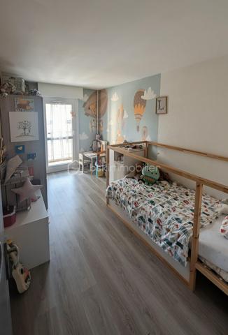 Découvrez ce charmant appartement de type F3 de 72 m², situé au 5ème étage d'un immeuble bien entretenu à Cachan, offrant une vue dégagée imprenable. Ce bien, parfaitement agencé, se compose d'une pièce principale lumineuse de 26 m², avec une cuisine séparée et une salle de bain entièrement rénovée pratique pour répondre à vos besoins quotidiens.

Profitez de l'attrait de deux balcons de 7 m² chacun pour savourer un moment de détente en extérieur, tout en bénéficiant de l'accès facile d'un ascenseur. Ce bien se distingue par ses équipements récents et complets.

Le confort de ce F3 se prolonge avec un Mur en béton d'une épaisseur de 25 cm avec une excellente isolation extérieure.
Vous apprécierez également la commodité d'une place de parking et d'une grande cave.

Idéalement situé à seulement 10 min en bus de la gare RER B, cet appartement bénéficiera prochainement de la desserte de la future ligne de métro 15, augmentant l'accessibilité et l'attractivité du secteur. Les espaces verts tels qu'un parc privée et une salle de sport sont intégrés à la co-propriété.

A bientôt  :-) 

Les visites s’effectuent sur rendez-vous .