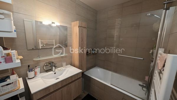 Découvrez ce charmant appartement de type F3 de 72 m², situé au 5ème étage d'un immeuble bien entretenu à Cachan, offrant une vue dégagée imprenable. Ce bien, parfaitement agencé, se compose d'une pièce principale lumineuse de 26 m², avec une cuisine séparée et une salle de bain entièrement rénovée pratique pour répondre à vos besoins quotidiens.

Profitez de l'attrait de deux balcons de 7 m² chacun pour savourer un moment de détente en extérieur, tout en bénéficiant de l'accès facile d'un ascenseur. Ce bien se distingue par ses équipements récents et complets.

Le confort de ce F3 se prolonge avec un Mur en béton d'une épaisseur de 25 cm avec une excellente isolation extérieure.
Vous apprécierez également la commodité d'une place de parking et d'une grande cave.

Idéalement situé à seulement 10 min en bus de la gare RER B, cet appartement bénéficiera prochainement de la desserte de la future ligne de métro 15, augmentant l'accessibilité et l'attractivité du secteur. Les espaces verts tels qu'un parc privée et une salle de sport sont intégrés à la co-propriété.

A bientôt  :-) 

Les visites s’effectuent sur rendez-vous .