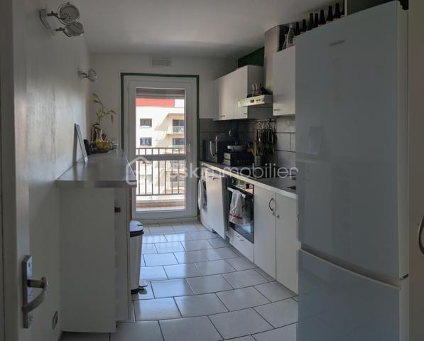 Découvrez ce charmant appartement de type F3 de 72 m², situé au 5ème étage d'un immeuble bien entretenu à Cachan, offrant une vue dégagée imprenable. Ce bien, parfaitement agencé, se compose d'une pièce principale lumineuse de 26 m², avec une cuisine séparée et une salle de bain entièrement rénovée pratique pour répondre à vos besoins quotidiens.

Profitez de l'attrait de deux balcons de 7 m² chacun pour savourer un moment de détente en extérieur, tout en bénéficiant de l'accès facile d'un ascenseur. Ce bien se distingue par ses équipements récents et complets.

Le confort de ce F3 se prolonge avec un Mur en béton d'une épaisseur de 25 cm avec une excellente isolation extérieure.
Vous apprécierez également la commodité d'une place de parking et d'une grande cave.

Idéalement situé à seulement 10 min en bus de la gare RER B, cet appartement bénéficiera prochainement de la desserte de la future ligne de métro 15, augmentant l'accessibilité et l'attractivité du secteur. Les espaces verts tels qu'un parc privée et une salle de sport sont intégrés à la co-propriété.

A bientôt  :-) 

Les visites s’effectuent sur rendez-vous .