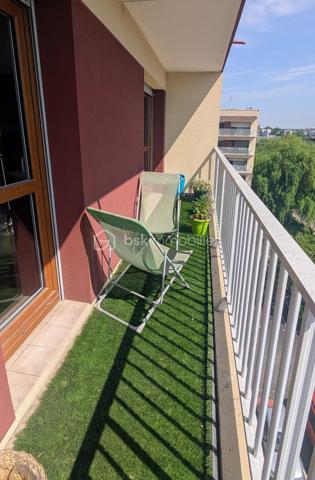Découvrez ce charmant appartement de type F3 de 72 m², situé au 5ème étage d'un immeuble bien entretenu à Cachan, offrant une vue dégagée imprenable. Ce bien, parfaitement agencé, se compose d'une pièce principale lumineuse de 26 m², avec une cuisine séparée et une salle de bain entièrement rénovée pratique pour répondre à vos besoins quotidiens.

Profitez de l'attrait de deux balcons de 7 m² chacun pour savourer un moment de détente en extérieur, tout en bénéficiant de l'accès facile d'un ascenseur. Ce bien se distingue par ses équipements récents et complets.

Le confort de ce F3 se prolonge avec un Mur en béton d'une épaisseur de 25 cm avec une excellente isolation extérieure.
Vous apprécierez également la commodité d'une place de parking et d'une grande cave.

Idéalement situé à seulement 10 min en bus de la gare RER B, cet appartement bénéficiera prochainement de la desserte de la future ligne de métro 15, augmentant l'accessibilité et l'attractivité du secteur. Les espaces verts tels qu'un parc privée et une salle de sport sont intégrés à la co-propriété.

A bientôt  :-) 

Les visites s’effectuent sur rendez-vous .
