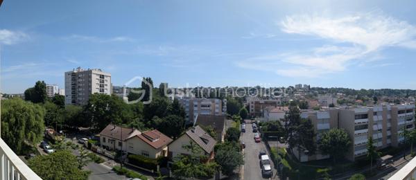 Découvrez ce charmant appartement de type F3 de 72 m², situé au 5ème étage d'un immeuble bien entretenu à Cachan, offrant une vue dégagée imprenable. Ce bien, parfaitement agencé, se compose d'une pièce principale lumineuse de 26 m², avec une cuisine séparée et une salle de bain entièrement rénovée pratique pour répondre à vos besoins quotidiens.

Profitez de l'attrait de deux balcons de 7 m² chacun pour savourer un moment de détente en extérieur, tout en bénéficiant de l'accès facile d'un ascenseur. Ce bien se distingue par ses équipements récents et complets.

Le confort de ce F3 se prolonge avec un Mur en béton d'une épaisseur de 25 cm avec une excellente isolation extérieure.
Vous apprécierez également la commodité d'une place de parking et d'une grande cave.

Idéalement situé à seulement 10 min en bus de la gare RER B, cet appartement bénéficiera prochainement de la desserte de la future ligne de métro 15, augmentant l'accessibilité et l'attractivité du secteur. Les espaces verts tels qu'un parc privée et une salle de sport sont intégrés à la co-propriété.

A bientôt  :-) 

Les visites s’effectuent sur rendez-vous .