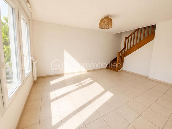 En exclusivité en plein centre ville, venez découvrir ce duplex très lumineux proche de toutes commodités à pied.
Au calme avec une entrée indépendante des autres appartements et sans personnes en dessous ni au dessus du bien.
Il se compose au rez-de-chaussée d'une entrée, un wc, un séjour ouvert sur une cuisine aménagée, un grand placard.
A l'étage, un palier desservant de belles chambres avec placards, une salle de bain avec wc.
Le bien dispose de 2 places de parkings en sous-sol.
Les ++++ : lumineux, plein centre, proximité immédiate des commerces et écoles, bus, chaleureux, propre, 2 parkings, Excellent DPE C.
A seulement 12 minutes à pied du RER A Noisy Mont d'Est.
Résidence de standing de 2012
N'attentez plus pour une visite !!!