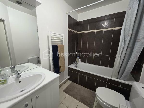 En exclusivité en plein centre ville, venez découvrir ce duplex très lumineux proche de toutes commodités à pied.
Au calme avec une entrée indépendante des autres appartements et sans personnes en dessous ni au dessus du bien.
Il se compose au rez-de-chaussée d'une entrée, un wc, un séjour ouvert sur une cuisine aménagée, un grand placard.
A l'étage, un palier desservant de belles chambres avec placards, une salle de bain avec wc.
Le bien dispose de 2 places de parkings en sous-sol.
Les ++++ : lumineux, plein centre, proximité immédiate des commerces et écoles, bus, chaleureux, propre, 2 parkings, Excellent DPE C.
A seulement 12 minutes à pied du RER A Noisy Mont d'Est.
Résidence de standing de 2012
N'attentez plus pour une visite !!!