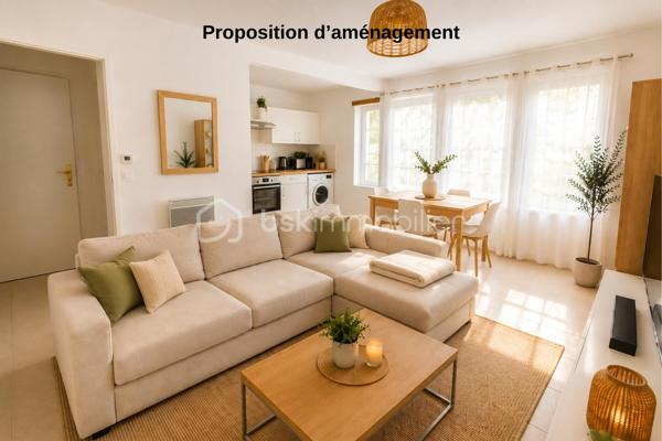 En exclusivité en plein centre ville, venez découvrir ce duplex très lumineux proche de toutes commodités à pied.
Au calme avec une entrée indépendante des autres appartements et sans personnes en dessous ni au dessus du bien.
Il se compose au rez-de-chaussée d'une entrée, un wc, un séjour ouvert sur une cuisine aménagée, un grand placard.
A l'étage, un palier desservant de belles chambres avec placards, une salle de bain avec wc.
Le bien dispose de 2 places de parkings en sous-sol.
Les ++++ : lumineux, plein centre, proximité immédiate des commerces et écoles, bus, chaleureux, propre, 2 parkings, Excellent DPE C.
A seulement 12 minutes à pied du RER A Noisy Mont d'Est.
Résidence de standing de 2012
N'attentez plus pour une visite !!!