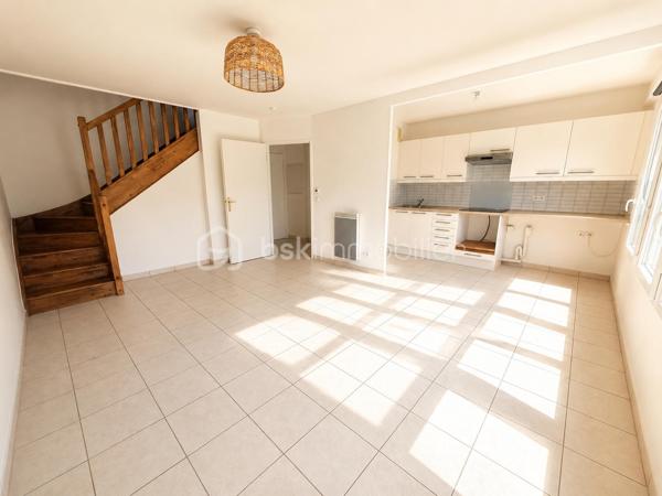 En exclusivité en plein centre ville, venez découvrir ce duplex très lumineux proche de toutes commodités à pied.
Au calme avec une entrée indépendante des autres appartements et sans personnes en dessous ni au dessus du bien.
Il se compose au rez-de-chaussée d'une entrée, un wc, un séjour ouvert sur une cuisine aménagée, un grand placard.
A l'étage, un palier desservant de belles chambres avec placards, une salle de bain avec wc.
Le bien dispose de 2 places de parkings en sous-sol.
Les ++++ : lumineux, plein centre, proximité immédiate des commerces et écoles, bus, chaleureux, propre, 2 parkings, Excellent DPE C.
A seulement 12 minutes à pied du RER A Noisy Mont d'Est.
Résidence de standing de 2012
N'attentez plus pour une visite !!!