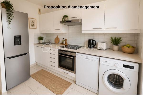 En exclusivité en plein centre ville, venez découvrir ce duplex très lumineux proche de toutes commodités à pied.
Au calme avec une entrée indépendante des autres appartements et sans personnes en dessous ni au dessus du bien.
Il se compose au rez-de-chaussée d'une entrée, un wc, un séjour ouvert sur une cuisine aménagée, un grand placard.
A l'étage, un palier desservant de belles chambres avec placards, une salle de bain avec wc.
Le bien dispose de 2 places de parkings en sous-sol.
Les ++++ : lumineux, plein centre, proximité immédiate des commerces et écoles, bus, chaleureux, propre, 2 parkings, Excellent DPE C.
A seulement 12 minutes à pied du RER A Noisy Mont d'Est.
Résidence de standing de 2012
N'attentez plus pour une visite !!!