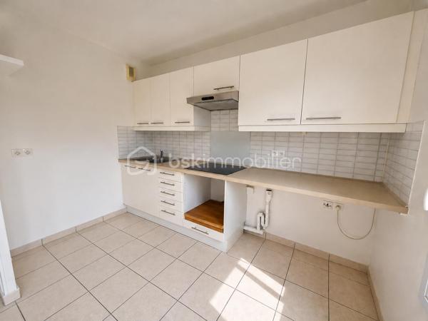 En exclusivité en plein centre ville, venez découvrir ce duplex très lumineux proche de toutes commodités à pied.
Au calme avec une entrée indépendante des autres appartements et sans personnes en dessous ni au dessus du bien.
Il se compose au rez-de-chaussée d'une entrée, un wc, un séjour ouvert sur une cuisine aménagée, un grand placard.
A l'étage, un palier desservant de belles chambres avec placards, une salle de bain avec wc.
Le bien dispose de 2 places de parkings en sous-sol.
Les ++++ : lumineux, plein centre, proximité immédiate des commerces et écoles, bus, chaleureux, propre, 2 parkings, Excellent DPE C.
A seulement 12 minutes à pied du RER A Noisy Mont d'Est.
Résidence de standing de 2012
N'attentez plus pour une visite !!!