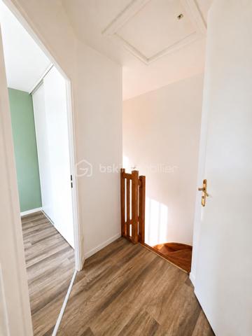 En exclusivité en plein centre ville, venez découvrir ce duplex très lumineux proche de toutes commodités à pied.
Au calme avec une entrée indépendante des autres appartements et sans personnes en dessous ni au dessus du bien.
Il se compose au rez-de-chaussée d'une entrée, un wc, un séjour ouvert sur une cuisine aménagée, un grand placard.
A l'étage, un palier desservant de belles chambres avec placards, une salle de bain avec wc.
Le bien dispose de 2 places de parkings en sous-sol.
Les ++++ : lumineux, plein centre, proximité immédiate des commerces et écoles, bus, chaleureux, propre, 2 parkings, Excellent DPE C.
A seulement 12 minutes à pied du RER A Noisy Mont d'Est.
Résidence de standing de 2012
N'attentez plus pour une visite !!!