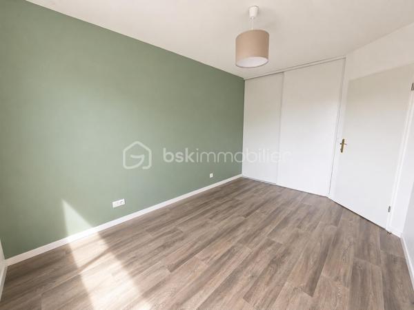 En exclusivité en plein centre ville, venez découvrir ce duplex très lumineux proche de toutes commodités à pied.
Au calme avec une entrée indépendante des autres appartements et sans personnes en dessous ni au dessus du bien.
Il se compose au rez-de-chaussée d'une entrée, un wc, un séjour ouvert sur une cuisine aménagée, un grand placard.
A l'étage, un palier desservant de belles chambres avec placards, une salle de bain avec wc.
Le bien dispose de 2 places de parkings en sous-sol.
Les ++++ : lumineux, plein centre, proximité immédiate des commerces et écoles, bus, chaleureux, propre, 2 parkings, Excellent DPE C.
A seulement 12 minutes à pied du RER A Noisy Mont d'Est.
Résidence de standing de 2012
N'attentez plus pour une visite !!!