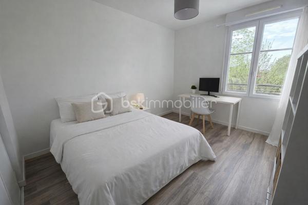 En exclusivité en plein centre ville, venez découvrir ce duplex très lumineux proche de toutes commodités à pied.
Au calme avec une entrée indépendante des autres appartements et sans personnes en dessous ni au dessus du bien.
Il se compose au rez-de-chaussée d'une entrée, un wc, un séjour ouvert sur une cuisine aménagée, un grand placard.
A l'étage, un palier desservant de belles chambres avec placards, une salle de bain avec wc.
Le bien dispose de 2 places de parkings en sous-sol.
Les ++++ : lumineux, plein centre, proximité immédiate des commerces et écoles, bus, chaleureux, propre, 2 parkings, Excellent DPE C.
A seulement 12 minutes à pied du RER A Noisy Mont d'Est.
Résidence de standing de 2012
N'attentez plus pour une visite !!!
