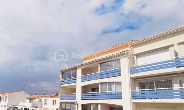 Les Sables d'Olonne, La Chaume, à deux pas de la côte sauvage,  Venez découvrir cet appartement d'une surface de 71m2 ( issu de la réunification de 2 appartements) situé au 1er étage d'une petite copropriété calme et bien entretenue. L'appartement comprend une entrée avec des placards, une cuisine équipée, un séjour avec une terrasse, deux chambres, deux salle d'eau, 2 cave et une place de parking privative. 
Le bien comprend 5 lots et il est situé dans une copropriété de 81 lots.
 Charges courantes annuelles de copropriété: 1200EUR. Pas de procédure de la copropriété en cours.
A VISITER SANS TARDER!
