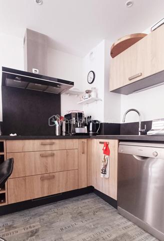 Les Sables d'Olonne, La Chaume, à deux pas de la côte sauvage,  Venez découvrir cet appartement d'une surface de 71m2 ( issu de la réunification de 2 appartements) situé au 1er étage d'une petite copropriété calme et bien entretenue. L'appartement comprend une entrée avec des placards, une cuisine équipée, un séjour avec une terrasse, deux chambres, deux salle d'eau, 2 cave et une place de parking privative. 
Le bien comprend 5 lots et il est situé dans une copropriété de 81 lots.
 Charges courantes annuelles de copropriété: 1200EUR. Pas de procédure de la copropriété en cours.
A VISITER SANS TARDER!