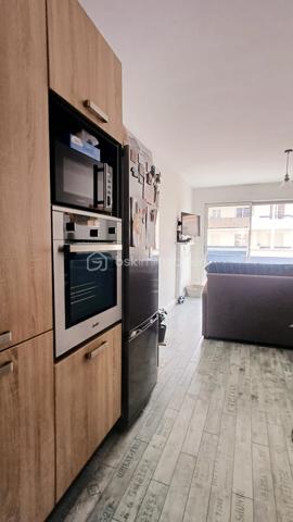 Les Sables d'Olonne, La Chaume, à deux pas de la côte sauvage,  Venez découvrir cet appartement d'une surface de 71m2 ( issu de la réunification de 2 appartements) situé au 1er étage d'une petite copropriété calme et bien entretenue. L'appartement comprend une entrée avec des placards, une cuisine équipée, un séjour avec une terrasse, deux chambres, deux salle d'eau, 2 cave et une place de parking privative. 
Le bien comprend 5 lots et il est situé dans une copropriété de 81 lots.
 Charges courantes annuelles de copropriété: 1200EUR. Pas de procédure de la copropriété en cours.
A VISITER SANS TARDER!