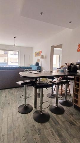 Les Sables d'Olonne, La Chaume, à deux pas de la côte sauvage,  Venez découvrir cet appartement d'une surface de 71m2 ( issu de la réunification de 2 appartements) situé au 1er étage d'une petite copropriété calme et bien entretenue. L'appartement comprend une entrée avec des placards, une cuisine équipée, un séjour avec une terrasse, deux chambres, deux salle d'eau, 2 cave et une place de parking privative. 
Le bien comprend 5 lots et il est situé dans une copropriété de 81 lots.
 Charges courantes annuelles de copropriété: 1200EUR. Pas de procédure de la copropriété en cours.
A VISITER SANS TARDER!