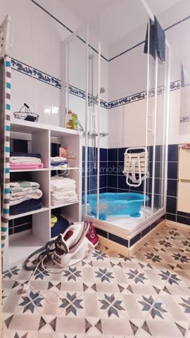 Les Sables d'Olonne, La Chaume, à deux pas de la côte sauvage,  Venez découvrir cet appartement d'une surface de 71m2 ( issu de la réunification de 2 appartements) situé au 1er étage d'une petite copropriété calme et bien entretenue. L'appartement comprend une entrée avec des placards, une cuisine équipée, un séjour avec une terrasse, deux chambres, deux salle d'eau, 2 cave et une place de parking privative. 
Le bien comprend 5 lots et il est situé dans une copropriété de 81 lots.
 Charges courantes annuelles de copropriété: 1200EUR. Pas de procédure de la copropriété en cours.
A VISITER SANS TARDER!