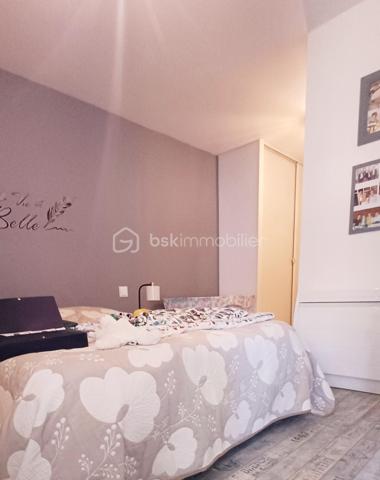 Les Sables d'Olonne, La Chaume, à deux pas de la côte sauvage,  Venez découvrir cet appartement d'une surface de 71m2 ( issu de la réunification de 2 appartements) situé au 1er étage d'une petite copropriété calme et bien entretenue. L'appartement comprend une entrée avec des placards, une cuisine équipée, un séjour avec une terrasse, deux chambres, deux salle d'eau, 2 cave et une place de parking privative. 
Le bien comprend 5 lots et il est situé dans une copropriété de 81 lots.
 Charges courantes annuelles de copropriété: 1200EUR. Pas de procédure de la copropriété en cours.
A VISITER SANS TARDER!