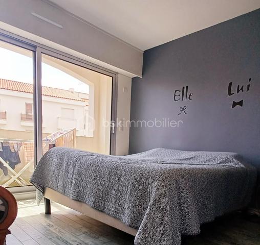 Les Sables d'Olonne, La Chaume, à deux pas de la côte sauvage,  Venez découvrir cet appartement d'une surface de 71m2 ( issu de la réunification de 2 appartements) situé au 1er étage d'une petite copropriété calme et bien entretenue. L'appartement comprend une entrée avec des placards, une cuisine équipée, un séjour avec une terrasse, deux chambres, deux salle d'eau, 2 cave et une place de parking privative. 
Le bien comprend 5 lots et il est situé dans une copropriété de 81 lots.
 Charges courantes annuelles de copropriété: 1200EUR. Pas de procédure de la copropriété en cours.
A VISITER SANS TARDER!