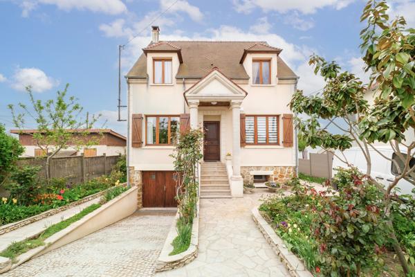 Maison
         6 pièces
        - 120 m² 699 000 € *