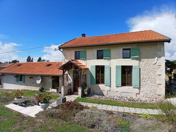 Deux maisons pittoresques en pierre situés à la campagne