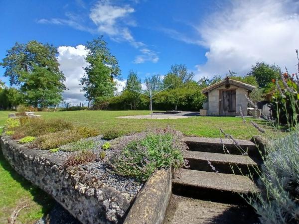 Deux maisons pittoresques en pierre situés à la campagne