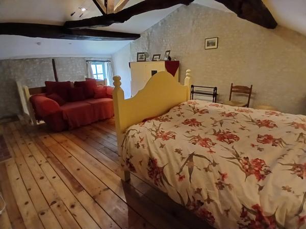 Deux maisons pittoresques en pierre situés à la campagne