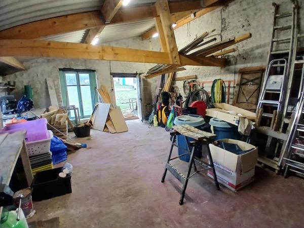 Deux maisons pittoresques en pierre situés à la campagne