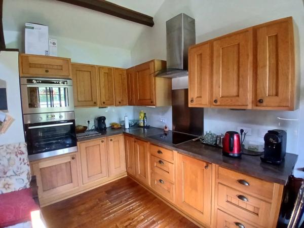 Deux maisons pittoresques en pierre situés à la campagne