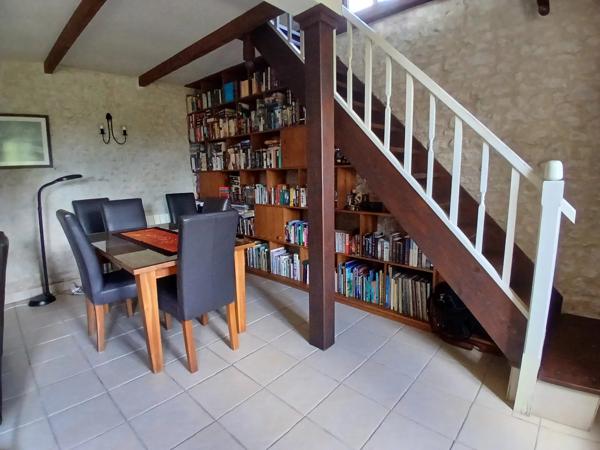 Deux maisons pittoresques en pierre situés à la campagne