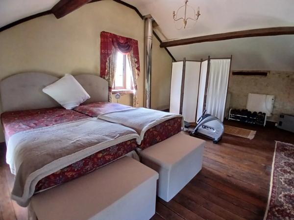 Deux maisons pittoresques en pierre situés à la campagne